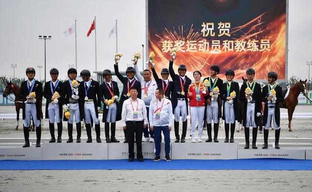 这部惊险报仇片剧情复杂，线索纵横交织，黑泽明经由过程一宗行贿事务，无情地揭穿了日本官商界的暗中，对人道的丑陋一面刻画得鞭辟入里。在构图方面，黑泽明节制得更完善无瑕，通道、楼梯、房间的摆列、镜的安排，以致瓦砾堆的空间安插，都拍得均整有致，计较得惊人地精确。